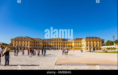 Vienne, Autriche - 9 août 2011 : Palais de Schönbrunn à Vienne, Autriche, l'une des attractions touristiques les plus populaires de Vienne Banque D'Images