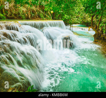 Tat Cascades de Kuang Si. Beau paysage. Luang Prabang. Le Laos. Banque D'Images