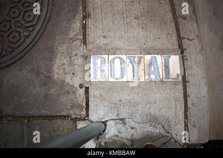 Morceau de street art â€" signe royal fait de carreaux bleu avec des lettres majuscules dans le béton empreinte trottoirs vue plein cadre de frais généraux Banque D'Images