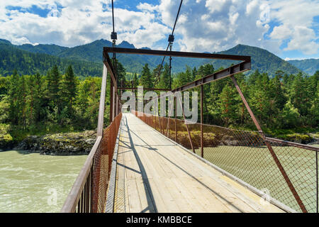 Pont suspendu sur la rivière près du village de Katun. Yelanda République de l'Altaï, en Sibérie. La Russie Banque D'Images