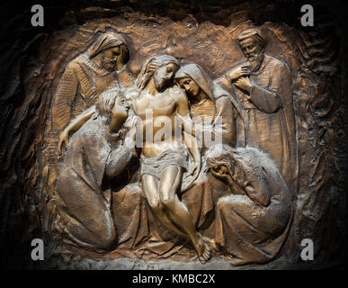 Mur de bronze représentant la scène gravure lamentation du Christ Banque D'Images