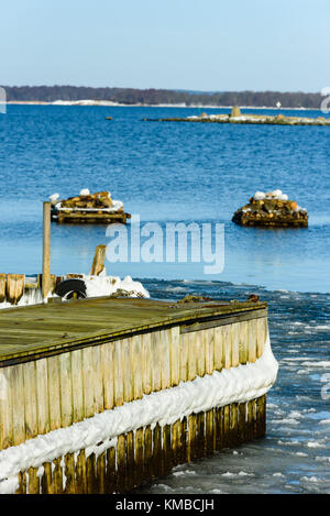 La fin d'un pilier en hiver avec de la glace sur le côté et l'eau libre juste en dehors de la glace la plus proche de boues. location hasslo dans l'île de Blekinge, Suède Banque D'Images