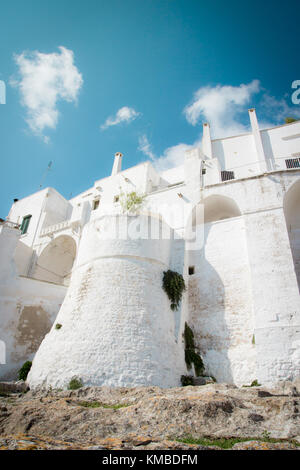Murs fortifiés et bâtiments traditionnels d'Ostuni (Apulia, Italie), également nommés "la ville blanche".