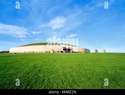 Ancien tumulus de Newgrange Tombe préhistorique dans la rivière Boyne Valley paysage archéologique dans le comté de Meath, en Irlande. Banque D'Images