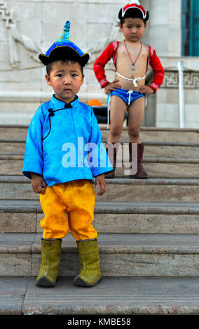 Deux garçons qui se présentent comme des lutteurs traditionnels naadam Le Naadam, festival, Ulaanbaatar, Mongolie Banque D'Images