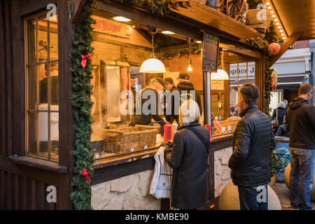 Les internautes et les carnavaliers à le marché de l'alimentation à la Manchester Marchés de Noël autour de la ville, Manchester, Angleterre, RU Banque D'Images