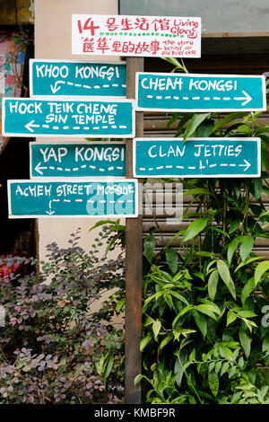 Plaque de rue donnant des directives aux attractions touristiques populaires situé dans le site du patrimoine mondial de l'université de Georgetown, Penang, Malaisie. Banque D'Images