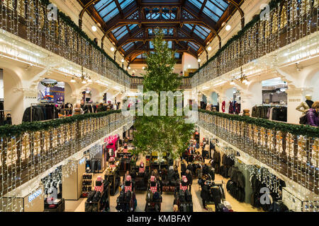 Arbre de Noël dans l'atrium du grand magasin Jenners à Édimbourg, en Écosse, au Royaume-Uni Banque D'Images
