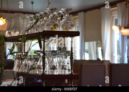 Une rangée de verres vides dans un bar stand Banque D'Images