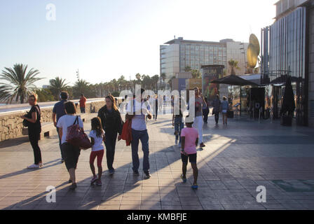 Les gens qui marchent le long du Passeig Maritim, promenade par la plage de Barcelone Espagne Automne 2017 Banque D'Images