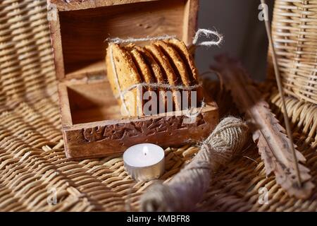 Oatmeal Cookies, attachés avec une corde de jute dans une boîte en bois rustique de style rétro. Banque D'Images