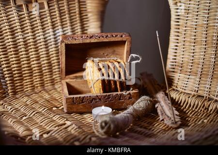 Oatmeal Cookies, attachés avec une corde de jute dans une boîte en bois rustique de style rétro. Banque D'Images