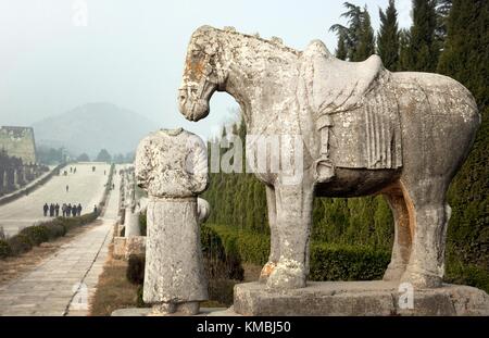 Le Mausolée de Qianling, Shaanxi, Chine. Cheval en pierre à côté de Spirit of chemin d'accès à la tombe de l'empereur de la dynastie Tang Li Zhi et l'impératrice Wu Zetian Banque D'Images