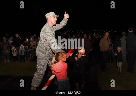 Le commandant du groupe de la 61e base aérienne, le Col Charles Roberts, ainsi que certains de ses petits aidants, ont retourné le commutateur pour allumer l'arbre de Noël, près du terrain de parade de fort MacArthur, San Pedro, Californie, le 29 novembre 2017. Ensuite, la famille, les amis et les résidents du logement de base ont été traités à des collations alimentaires, des jouets, de l'artisanat, et une visite avec le Père Noël dans le centre communautaire pour obtenir l'esprit de vacances. (É.-U. Force aérienne Banque D'Images