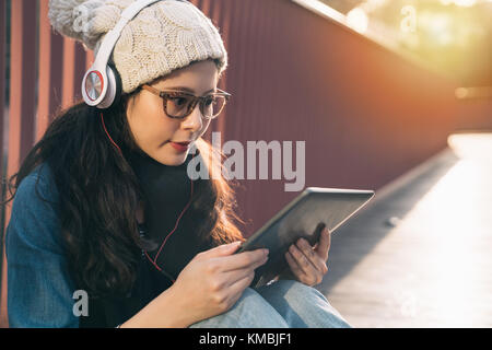 Photo of Asian woman with tablet pc dans la saison d'hiver Banque D'Images