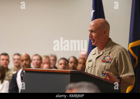 Commandant du Commandement Sud des États-Unis, SMA de la Marine des États-Unis. Kurt W. Tidd, fait ses remarques à titre d'officier président le 1er décembre 2017, au cours d'une cérémonie de promotion du commandant du Commandement des opérations spéciales Sud, sous-ministre adjoint de la Marine américaine. Collin P. Green à la base de réserve aérienne de Homestead, Floride. (É.-U. Armée Banque D'Images