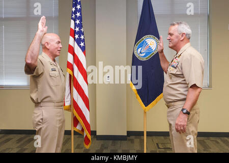 Commandant du Sud du Commandement des opérations spéciales, ADM arrière de la Marine américaine. Collin P. Green (à droite) fait prêter serment le 1er décembre 2017 à la base aérienne de réserve Homestead, en Floride. (É.-U. Armée Banque D'Images