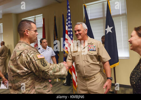 Les membres du Commandement des opérations spéciales du Sud félicitent le sous-ministre adjoint de la Marine des États-Unis. Collin P. Green après une cérémonie de promotion le 1er décembre 2017, à la base de réserve aérienne Homestead, en Floride. (É.-U. Armée Banque D'Images