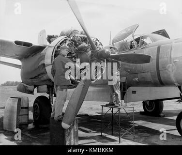 Airman Verne E. Plath, à gauche, travaille sur un B-26 dans le premier camp de la Garde nationale aérienne du Dakota du Nord à Hector Field, Fargo, N.D., juin 1948. Banque D'Images