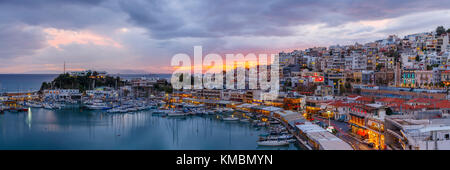 En soirée Mikrolimano marina à Athènes, Grèce. Banque D'Images