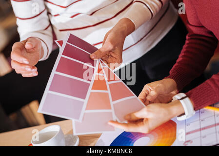 Palettes de couleurs étonnante aidant deux designers dans leur travail Banque D'Images