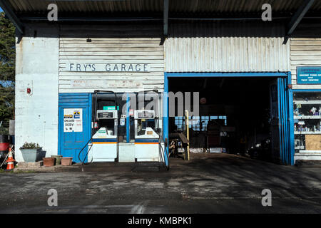 Frys un garage station service rural à Tedburn St Mary, Devon'déserts de carburant',les communautés rurales. Petites entreprises telles que les stations d'essence, l'essence Retai Banque D'Images