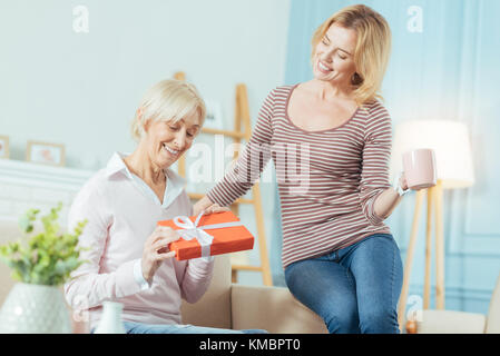 Jeune femme intelligente faisant une surprise pour granny Banque D'Images