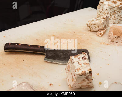 Nougat artisanal, fabriqué avec du miel, amandes et noix Banque D'Images