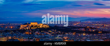 Cityscape panorama avec la capitale d'Athènes en Grèce, la nuit Banque D'Images