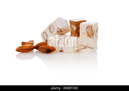 Nougat aux amandes et blocs belge isolated on white Banque D'Images