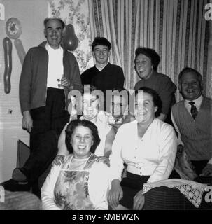 Années 1950, historique, fête de famille, l'image montre les différentes générations d'une famille rient ensemble lors d'une fête, England, UK. Banque D'Images
