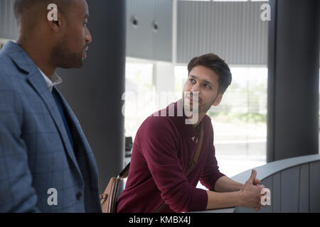 Bureau d'affaires en conversation sur balcon Banque D'Images