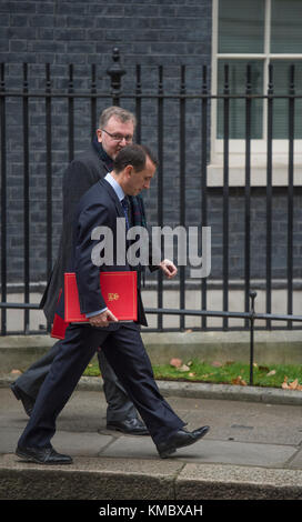 Le député de David Mundell et le député d'Alun Cairns quittent le 10 Downing Street après la réunion hebdomadaire du Cabinet le 5 décembre 2017. Crédit: Malcolm Park Banque D'Images