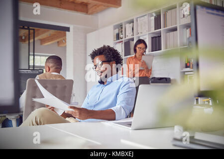 L'accent businessman in office Banque D'Images