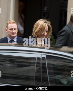 Le secrétaire à l'intérieur Amber Rudd quitte le 10 Downing Street après la réunion hebdomadaire du cabinet le 5 décembre 2017. Crédit: Malcolm Park Banque D'Images