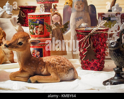 Un bébé chevreuil dans une boutique de souvenirs-window Banque D'Images