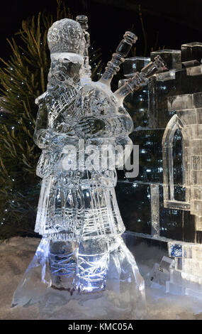 Sculpture de Glace d'un piper jouant de la cornemuse à l'extérieur d'un château, dans la glace aventure : un voyage à travers l'Ecosse congelé. Edinburgh's Christmas event 2017 ; Banque D'Images