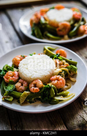 Les crevettes avec du riz et légumes Banque D'Images