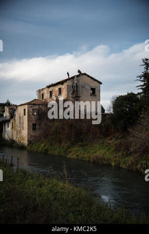 Ruines d'un vieux bâtiment près d'une rivière, italie Banque D'Images