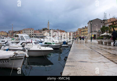 Jour de pluie sur le port de plaisance de pola isteria, Croatie Banque D'Images