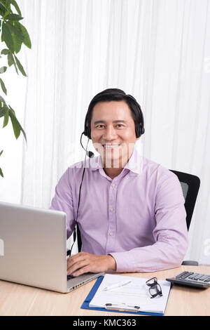 Portrait de bel asiatique consultant personne hotline wearing headset Banque D'Images