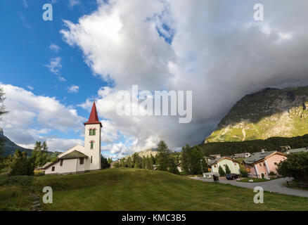 Ciel nuageux sur la chiesa bianca, Maloja, vallée bregaglia, canton des Grisons, Engadine, Suisse Banque D'Images
