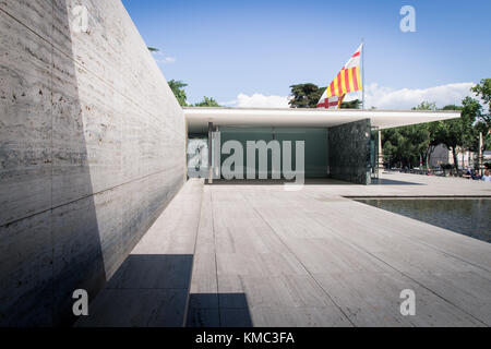 Vue extérieure du pavillon de Barcelone, conçu par Ludwig Mies van der Rohe. Banque D'Images