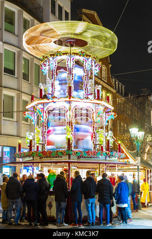 Le carrousel au marché de Noël à Düsseldorf Banque D'Images