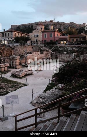 Vue de l'acropole d'Athènes depuis les ruines de la bibliothèque d'Hadrien, adjacent à la place Monastiraki. Banque D'Images