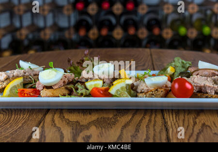 Du pain grillé en bonne santé avec la pâte, oeuf, tomate cerise sur blanc, horizontal Banque D'Images