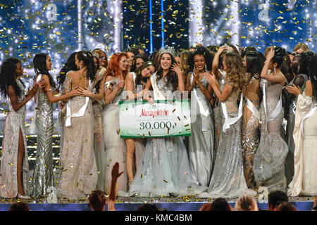 Krynica-Zdroj, Pologne - 02 décembre 2017: Nouvelle Miss supranationale 2017 Jenny Kim forme la Corée et d'autres candidats pendant la Miss supranationale 2017 Banque D'Images