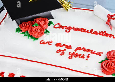 Gâteau à la vanille avec l'obtention du diplôme de l'école cap, Tassel, diplôme et roses rouges avec du texte. prix pour copier l'espace. Banque D'Images