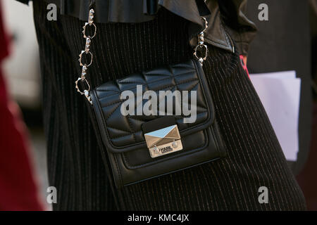 MILAN - 23 SEPTEMBRE : femme avec un sac Karl Lagerfeld en cuir noir avant le défilé Gabriele Colangelo, dans le style Street week de Milan en septembre Banque D'Images