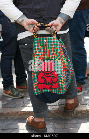 MILAN - 23 SEPTEMBRE : homme avec sac Vivienne Westwood avec ours rouge avant le défilé Antonio Marras, dans la rue Milan Fashion week le 23 septembre Banque D'Images